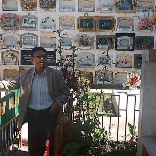 Dr. Walter Ayala Cárdenas ante la tumba de Jaime Cerrón Palomino